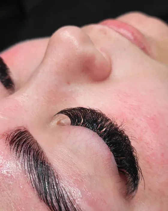 Wenkbrauwen tijdens de browlamination