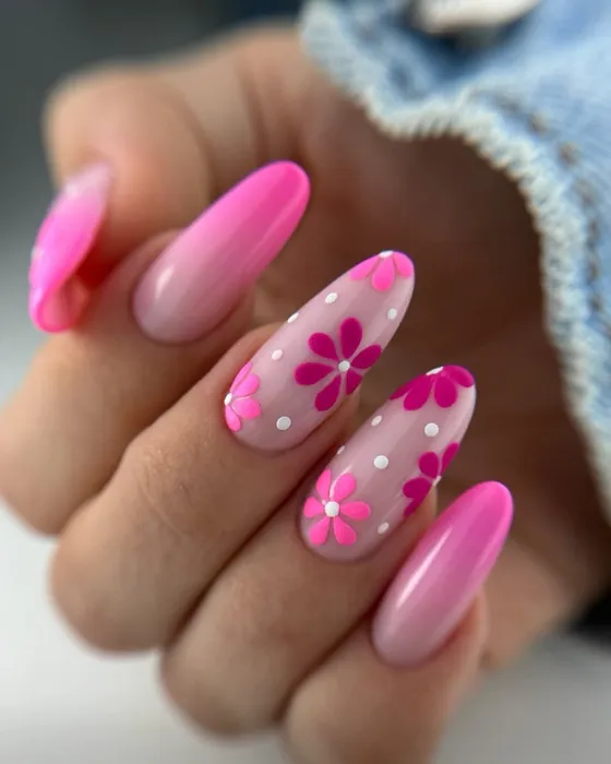 Roze amandelnagels met bloemetjes