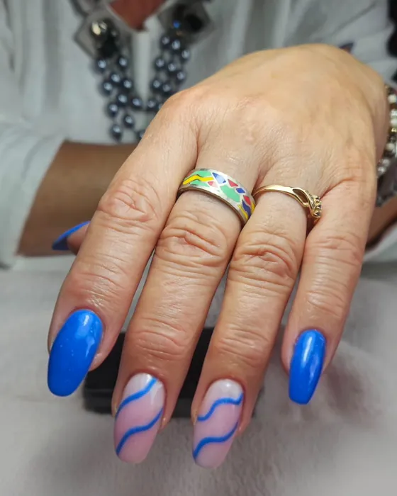 Blauwe nagels met golvende lijnen