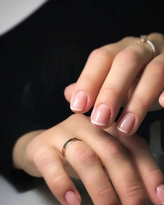 Korte nude nagels