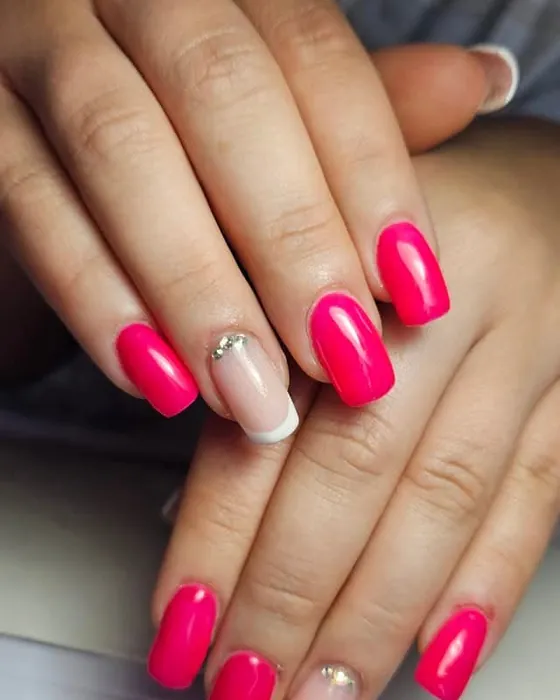 Felroze nagels met een nude accent